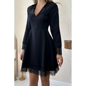 Elegante Vestido Negro Satinado Tipo A con Cintura Natural y Detalles de Encaje para la Noche - Product Image 2