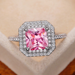 Anello di Lusso con Gemma Quadrata Rosa per Donne, Elegante Gioiello da Dito alla Moda - Product Image 6
