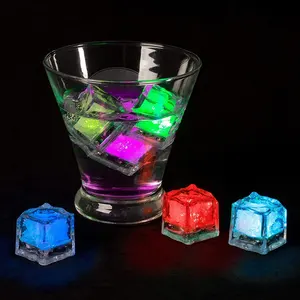 निविड़ अंधकार एलईडी आइस क्यूब्स बहु रंग ऊपर प्रकाश का नेतृत्व किया पीने के लिए बर्फ घन बार क्लब पार्टी सजावट