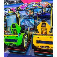 Simulateur de conduite de course d'arcade à 4 écrans multi-vues pour 2 joueurs 'Overspeed Racing' avec sièges à mouvement, monnayeur, en métal, version anglaise
