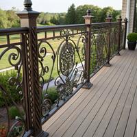 Balustrade en fer décoratif sur mesure pour escalier duplex avec panneaux décoratifs et finition métallique durable