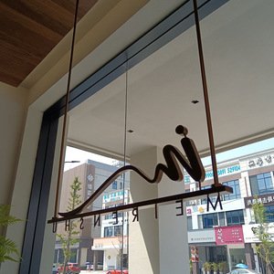 Support mural métallique moderne pour enseignes suspendues, idéal pour vitrine de magasin et décoration d'entrée - Product Image 1