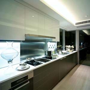 Armoires de cuisine australiennes de conception moderne, finition laquée noire mate, meubles de cuisine modulaires en bois avec îlot en pierre de quartz - Product Image 6