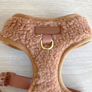 Conjunto de collar y correa para perro con forro polar de lujo OEM de fabricante 2024, conjunto de arnés para perro de lana de peluche cálido para invierno - Product Image 3