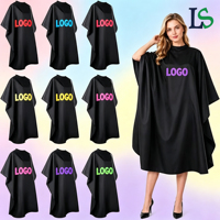 Cape de Coiffure Professionnelle Noire Imperméable en Polyester avec Logo Personnalisé 140*160cm pour Adultes – Idéale pour Barbiers et Salons de Coiffure