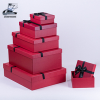 Boîte cadeau en carton rouge écologique avec nœud et ruban, disponible en plusieurs tailles, impression UV, recyclable