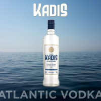 Fabriqué en Espagne, Vodka KADIS Atlantico 700ml, produit d'Espagne, servir bien réfrigéré, idéal pour les cocktails avec un mélange d'orange.