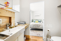 Maison modulaire noire moderne avec mur en verre pleine hauteur pour l'hébergement en glamping, hôtel, parc de vacances