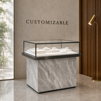 Design d'intérieur de bijouterie au motif marbré minimaliste, package complet de mobilier clé en main avec vitrine linéaire élégante