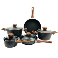 Marque privée Poignées en bois peintes Ensembles de cuisine en aluminium antiadhésif Pots et casseroles de cuisine
