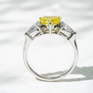 Starsgem or blanc 18 carats avec 1CT diamant en forme de coeur jaune et pierre latérale en forme de poire diamant de laboratoire Bague à trois pierres - Product Image 2