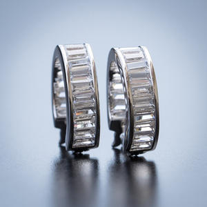 Orecchini a Cerchio E2271 in Oro Bianco con Cristalli Incastonati, Gioielli Classici da Donna per Uso Quotidiano - Product Image 4