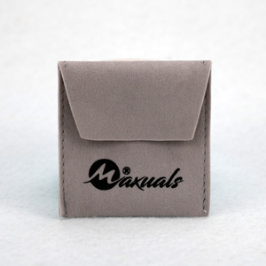 Pochette d'emballage pour bijoux en suède imprimée avec logo personnalisé, pochette de présentation pour bijoux en velours avec rabat et boutons - Product Image 2