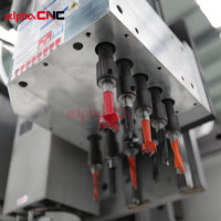 Routeur CNC automatique 3 axes avec commande Syntec pour la sculpture sur bois, broche ATC, table à vide, moteur et roulement pour le nesting de meubles en MDF