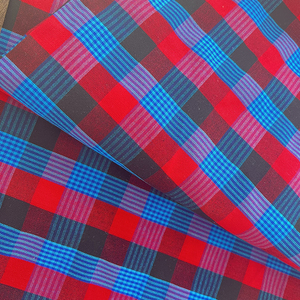 Tissu en rayonne/viscose 100% - Fil Masai teint en rouge à carreaux pour vêtements traditionnels africains - Product Image 2