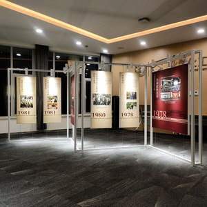 Unité d'affichage sur pied pliable <span class=keywords><strong>de</strong></span> couleur noire/argentée personnalisée pour l'espace d'exposition en studio, les musées et <span class=keywords><strong>la</strong></span> <span class=keywords><strong>photographie</strong></span> - Product Image 5