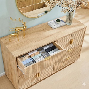 <span class=keywords><strong>Commode</strong></span> contemporaine multifonction en bois cannelé avec 4 tiroirs et 4 portes, poignées métalliques et 5 pieds en bois pour chambre à coucher - Product Image 4