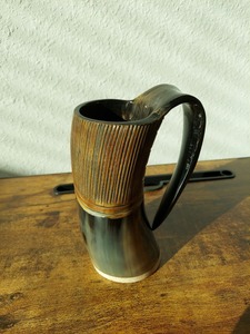 Mug en corne à boire artisanal de qualité supérieure, personnalisé, antique, sculpté à la main, en corne naturelle, style viking, gobelet incurvé en provenance d'Inde - Product Image 4