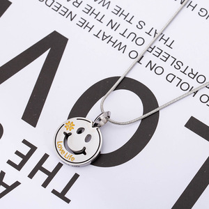 Collar de Acero de Titanio con Colgante de Cara Sonriente, Diseño de Dibujos Animados para Uso Diario, Acabado Pulido, Cadena Unisex - Product Image 1