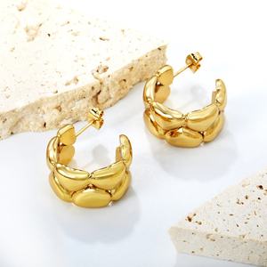 Boucles d'oreilles créoles en acier inoxydable plaqué or 18 carats, hypoallergéniques, étanches, texture texturée en forme de C, pour femmes, vente en gros - Product Image 3