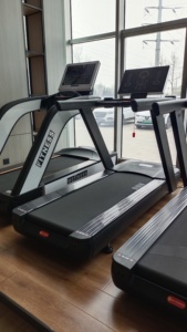 Bicicleta Estática Comercial de Alta Resistencia para Gimnasios Pequeños y Medianos, Inclinación del 15%, Capacidad de 150 kg, Carga Inalámbrica YT1001 - Product Image 4
