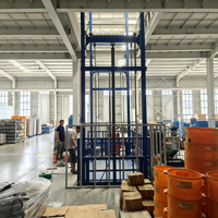 Monte-charge extérieur étanche pour mezzanine, IP65, résistant aux intempéries, capacité de charge 2000 kg, hauteur de levage 3,5 m, entraînement hydraulique, certifié CE