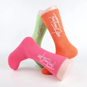 Calcetines deportivos transpirables con logotipo personalizado, medias coloridas, suaves y a la moda, venta al por mayor