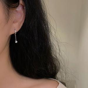 Boucles d'oreilles pendantes en argent pur S925 avec un seul diamant et un pompon, design frais et polyvalent, détails exquis en zircon - Product Image 3