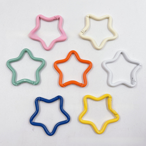Taodao a peint une boucle d'alpinisme en alliage en forme d'étoile à cinq branches colorée, un porte-clés à ressort. - Product Image 3