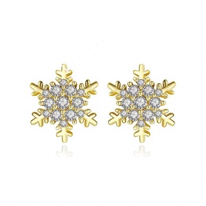 Boucles d'oreilles tendance de style coréen avec micro-incrustations de zircon, alliage de cuivre plaqué or, design flocon de neige, bijoux de niche - Product Image 1