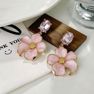 Boucles d'oreilles tendance de style rétro français, nouveau design de fleurs roses à effet goutte, douces et élégantes, en alliage de cuivre avec pierre principale en ambre - Product Image 4