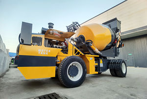 Camion bétonnière autochargeur de 2,6 mètres cubes avec boîte de vitesses et moteur, système hydraulique importé à vendre - Product Image 6