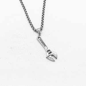 Collar con colgante de llave inglesa de acero de titanio yunnique, joyería de moda unisex para hombres y mujeres, accesorio de estilo gótico - Product Image 1