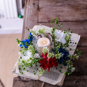 Couronne de fleurs artificielles multicolores avec des fleurs bleues, rouges et blanches, verdure florale pour la décoration de centre de table - Product Image 2