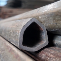 Tubo Triangular de Alta Precisión API ASTM A500 Grado B, Alta Rigidez Estructural, Resistencia a Impactos, Tamaño Personalizado