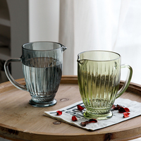Multicolor verticale geribbelde geëmbosseerde sodakalkglazen kan 1288ml vaatwasserbestendig decoratief drankenkan voor bruiloften