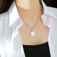 Chaîne de chandail collier double couche en acier inoxydable haut de gamme pour femme avec un luxe léger et un charme de mode intemporel