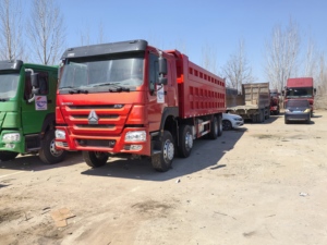Le camion à benne basculante robuste rouge Sinotruk HOWO 8x4 est un tout nouveau petit camion à benne basculante et véhicule agricole chinois à vendre - Product Image 6
