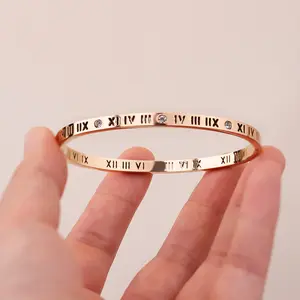 Bán buôn Rỗng ra CZ PVD mạ nữ ánh sáng sang trọng không xỉn Roman chữ số Vòng đeo tay Bangle đồ trang sức