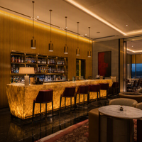 Panel de Pared Ranurado Metálico Ynori WPC Dorado 160x22mm B1 Ignífugo Antideslizante para Recepción de Hotel