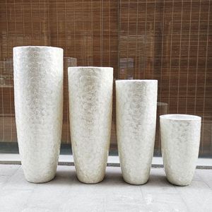 Pots à fleurs en fibre de verre blancs sur pied, vente directe d'usine, pour magasins de mariage, centres commerciaux, centres de bien-être - Product Image 6