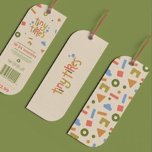 Etiquetas colgantes de papel de lujo reciclado personalizadas con logotipos en relieve para ropa, prendas de lujo y joyería. - Product Image 4