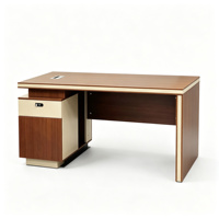 Bureau d'ordinateur en bois avec armoire latérale verrouillable et passe-câbles, poste de travail compact en noyer crème pour le personnel de bureau à domicile