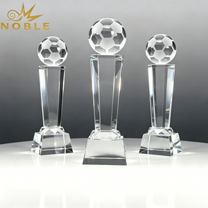 Trophée de football en cristal noble, conique, cannelé, à double couche, avec socle transparent, gravé sur mesure, pour la récompense <span class=keywords><strong>des</strong></span> vainqueurs de la ligue de football jeunesse - Product Image 1