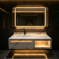 Meuble de salle de bain moderne de designer avec double vasque en marbre, lavabo en céramique blanc neige lumineux et miroir éclairé