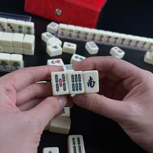 กระดานไพ่นกกระจอกอะคริลิคขนาดเล็กแบบพกพา กล่องหนัง เจ้อเจียง น้ำหนักเบา พกพาสะดวก สำหรับเดินทาง ของเล่นเสริมทักษะ ขายส่ง - Product Image 3