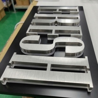 Panneau publicitaire rétroéclairé LED 3D en métal DakeSign avec contrôle Bluetooth, taille personnalisable pour les panneaux d'affichage des constructeurs automobiles