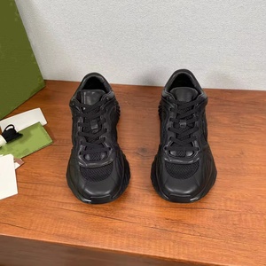 Chaussures de sport décontractées de haute qualité pour hommes et femmes, conçues par des designers, avec des propriétés antidérapantes et respirantes. - Product Image 4