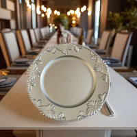 Assiette de présentation 13 pouces en plastique PS, style victorien de luxe, durable, avec bordure à motif de feuilles baroque moderne, pour mariage et repas