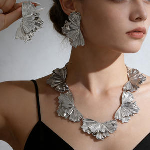 Juego de Joyería para Mujer, Estilo Vintage, con Aretes de Flor Plegada Irregular y Collar con Pétalos de Hoja de Ginkgo, Elegante y Exagerado, en Dorado - Product Image 4